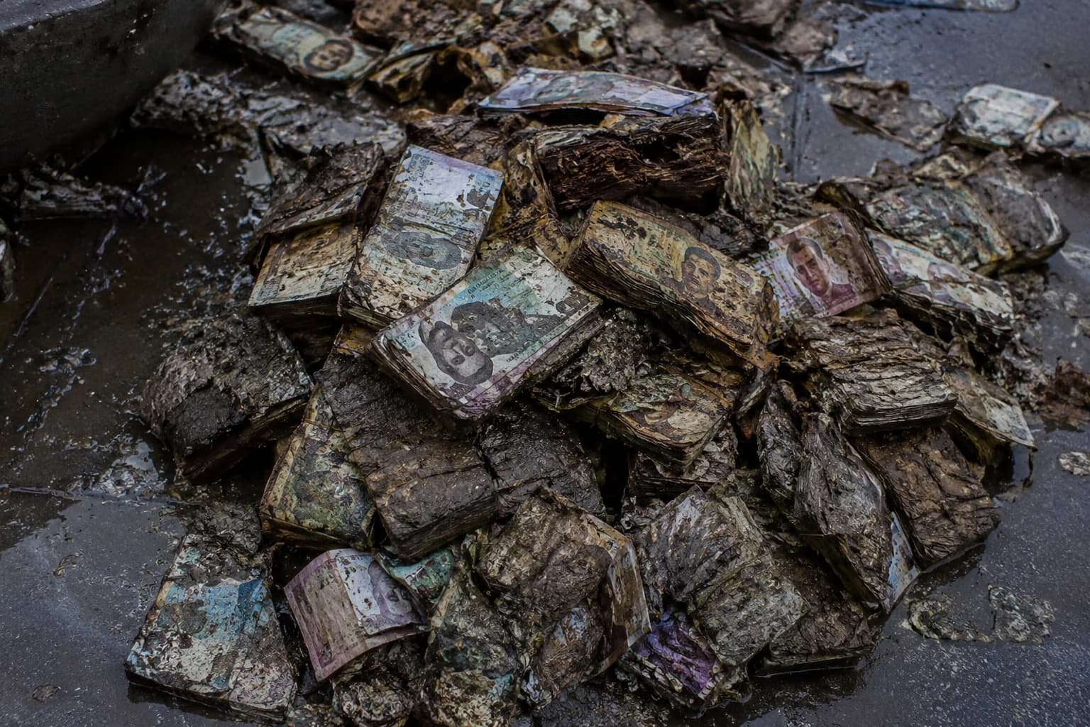 Stacks of deteriorated naira notes in bags as an old viral video resurfaces online, sparking nationwide debate.